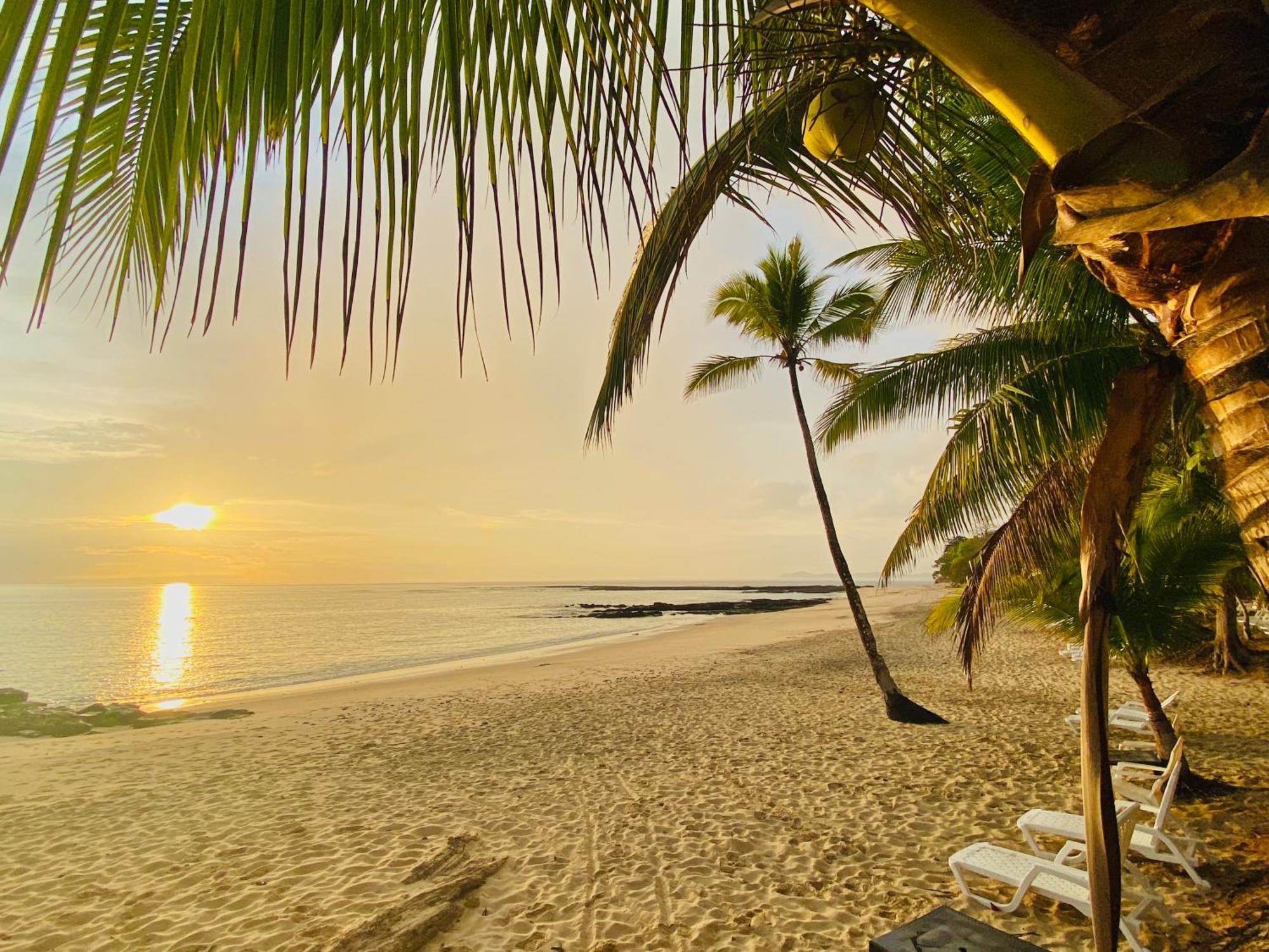 Sonny Island Resort Cabanas Frente Al Mar Punta Bajo Rico Exteriör bild